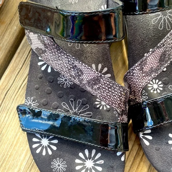 Vionic Jodie Strappy Sandal Black Patent Leather Chantily Lace Design Sz 8 - Picture 2 of 13